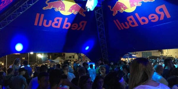 Installazione di proiettori per Red Bull