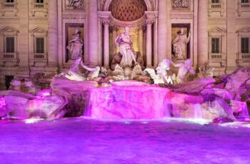 Proiezione del colore rosa sulla fontana di Trevi in occazione del Giro d'Italia