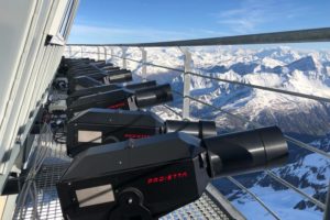 Proiettori per proiezioni a lunga distanza sul Monte Bianco