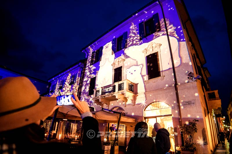 Proiezioni a tema natalizio per la città di Como