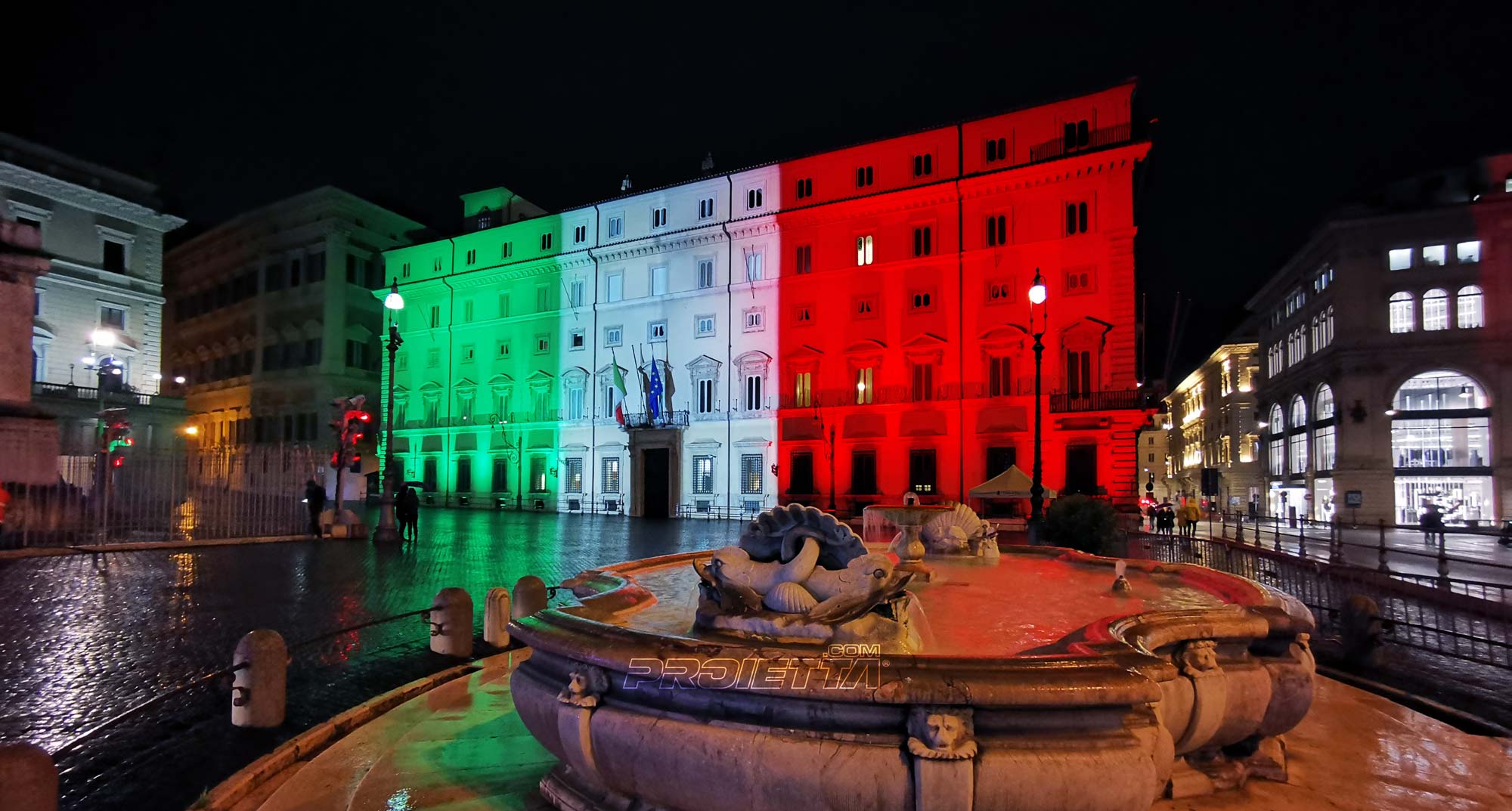 Proiezione del tricolore a palazzo Chigi - Roma