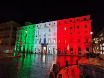 Proiezione del tricolore a palazzo Chigi