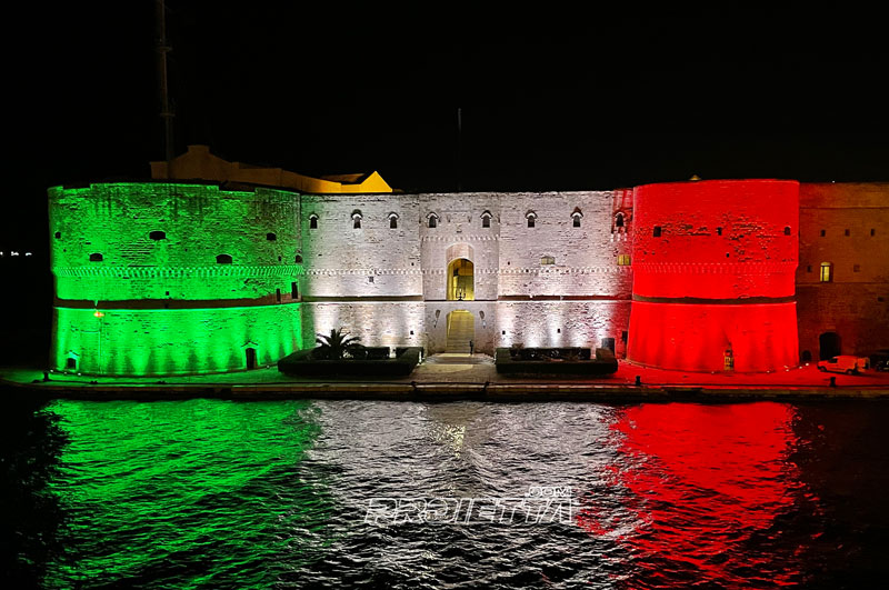 Proiezione tricolore castello aragonese