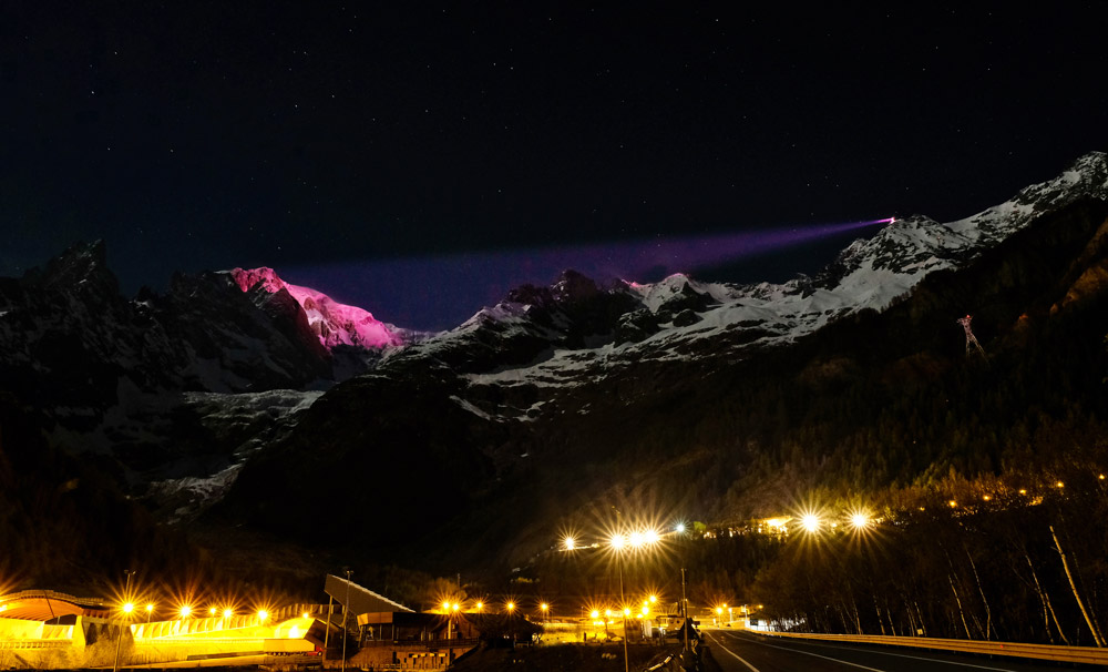 Proiettori per proiezioni a lunga distanza sul Monte Bianco